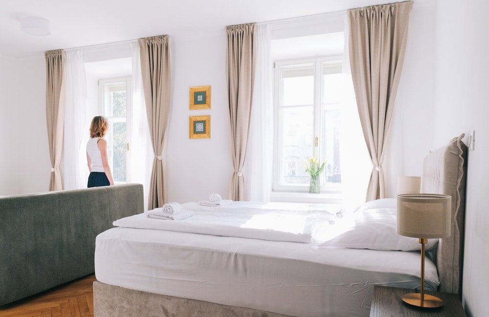 Hotel Central Riverside Apartments Meščanka