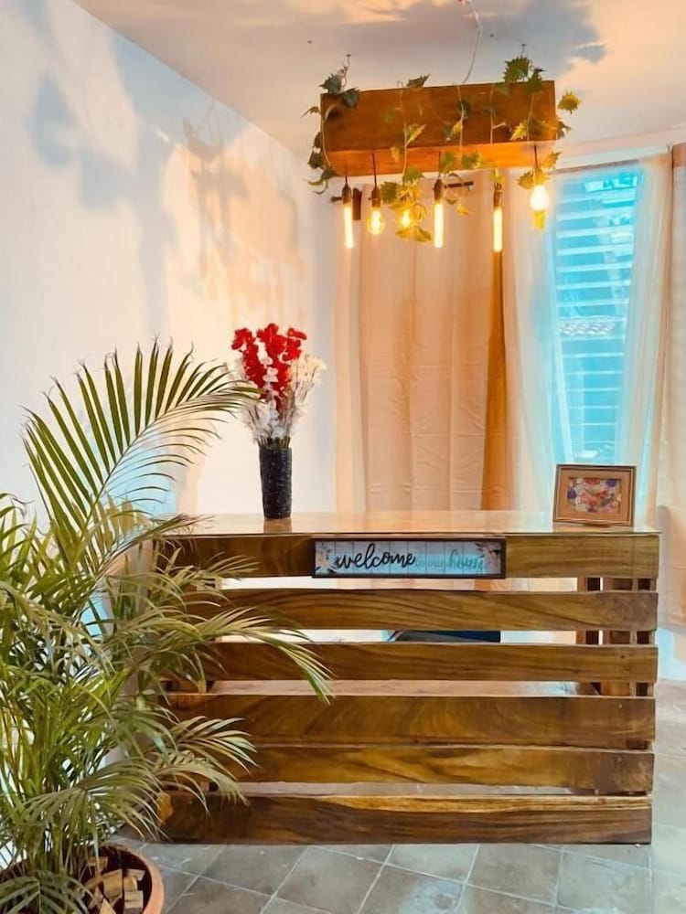 Hotel Hostal La.casa De Ross