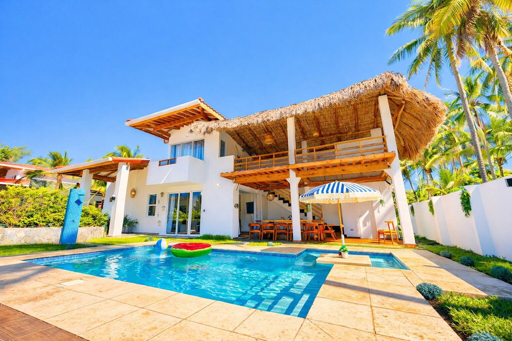 Hotel Oceanfront Villa In Amatecampo Beach