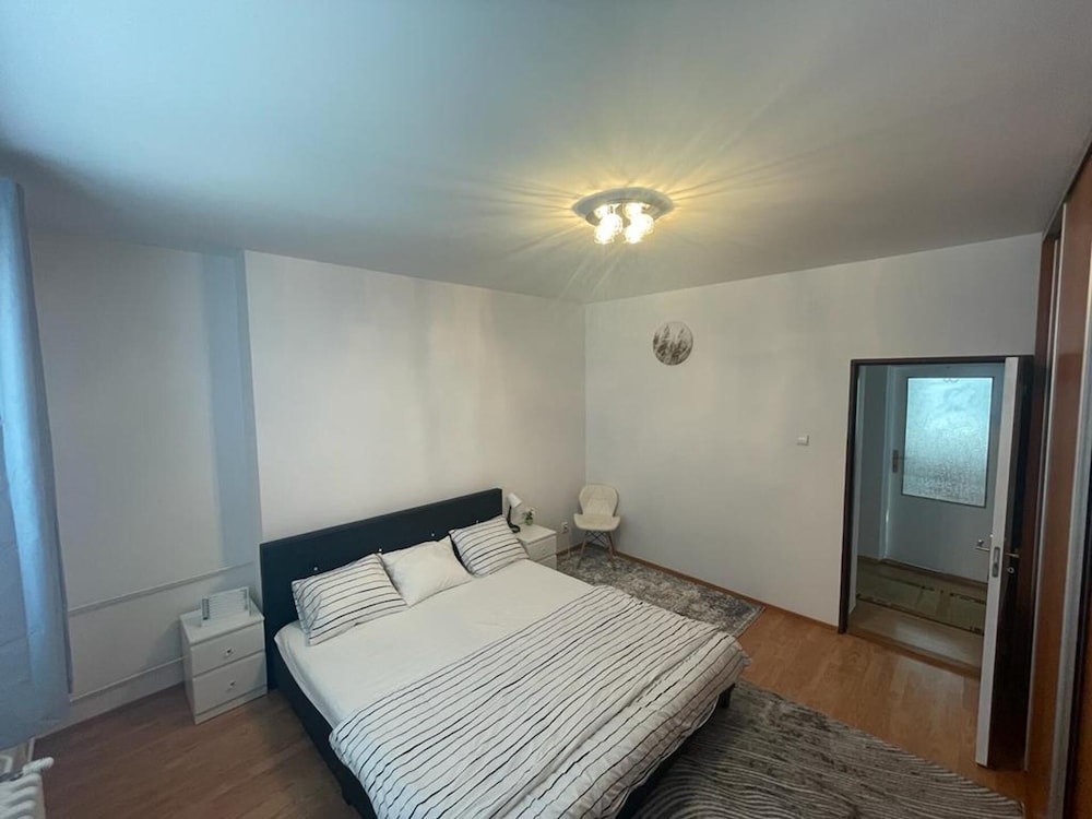 Hotel 4-Bedroom House Sleeps 7 With Garden
