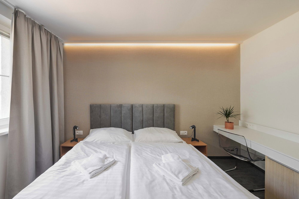 Hotel Hotel Gardinn - Free Parking And Quiet Garden