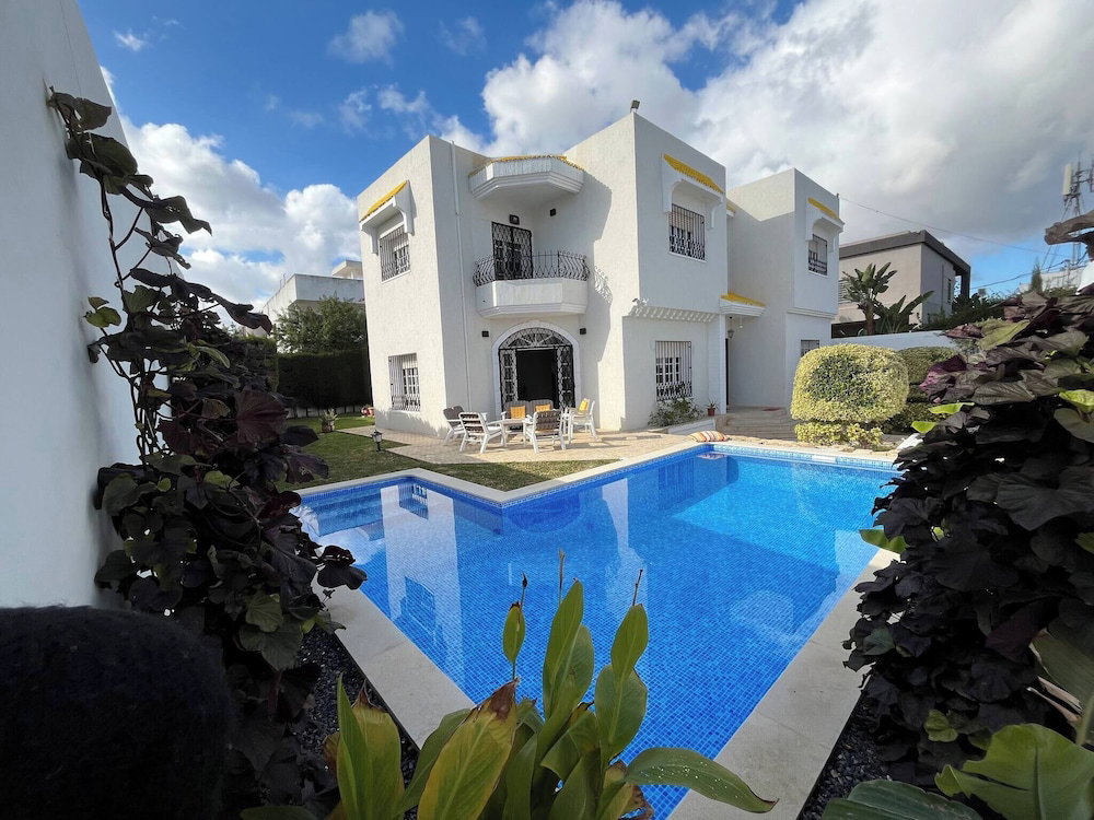 Hotel Luxurious Villa With Pool In La Soukra, Ariana