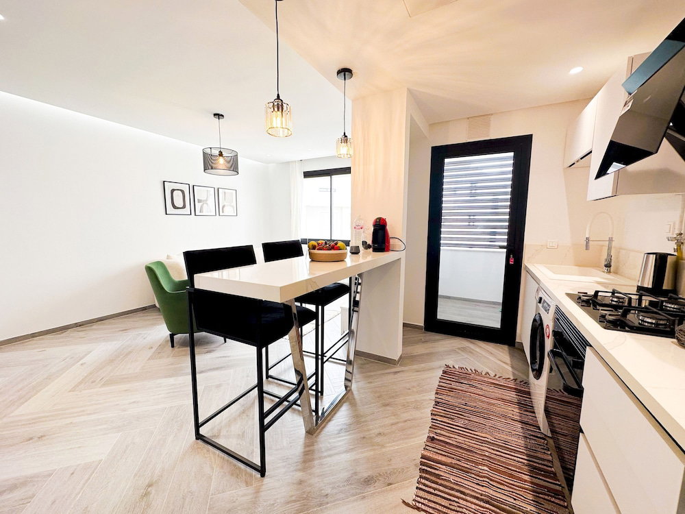 The Business Stay Brand New In Lac 2