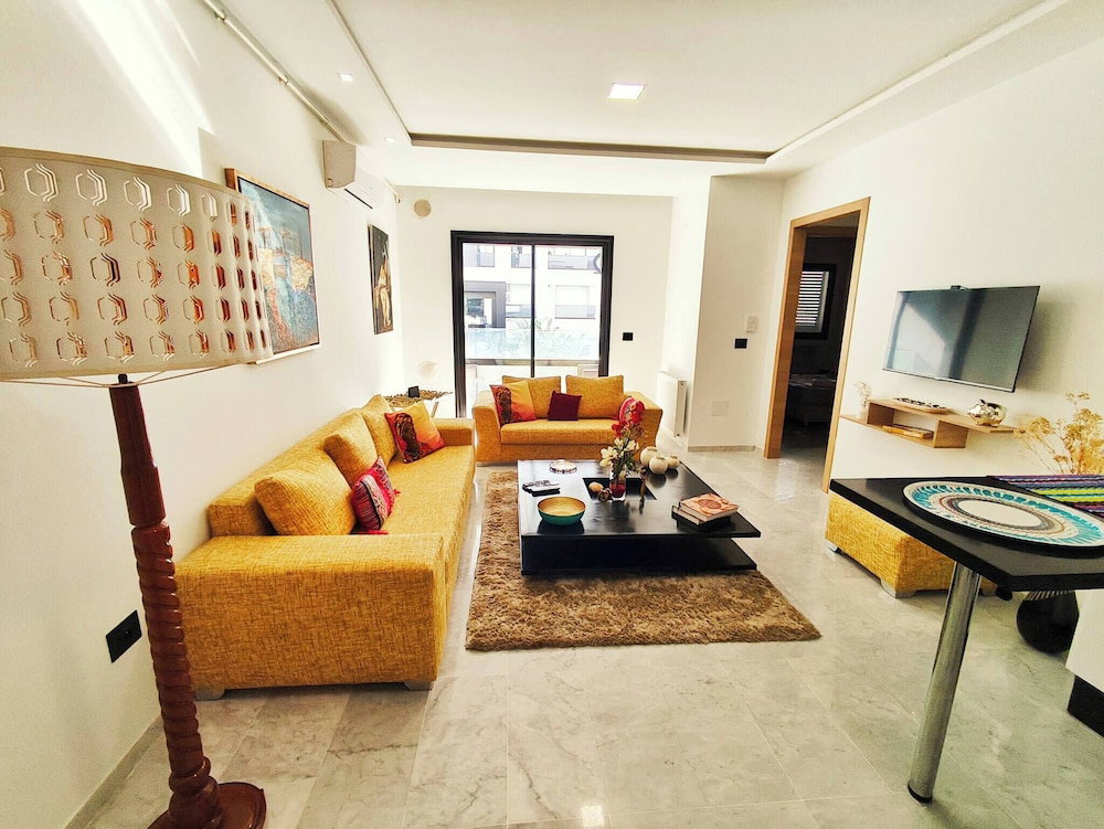 Hotel Arty & Cozy Modern Apartment Near Lake & Airport