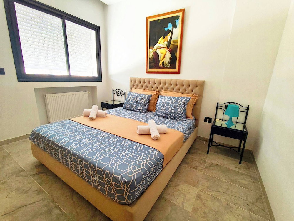 Arty & Cozy Modern Apartment Near Lake & Airport