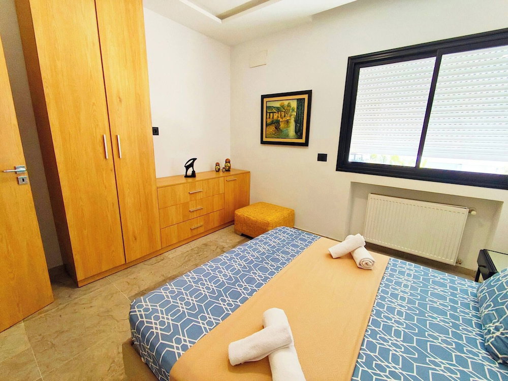 Arty & Cozy Modern Apartment Near Lake & Airport