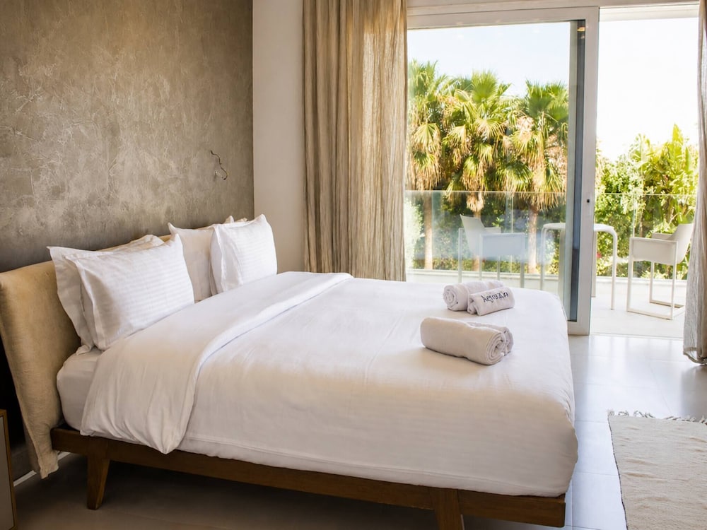 Luxurious Contemporary Villa With Private Pool In Tunis