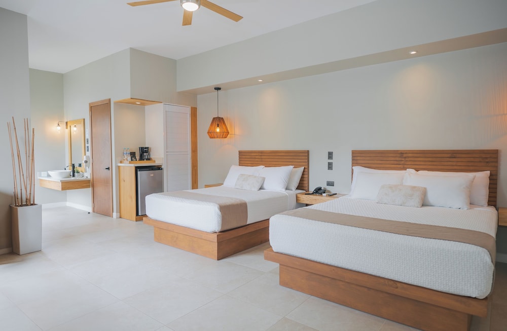 Mirasurf Hotel & Waves