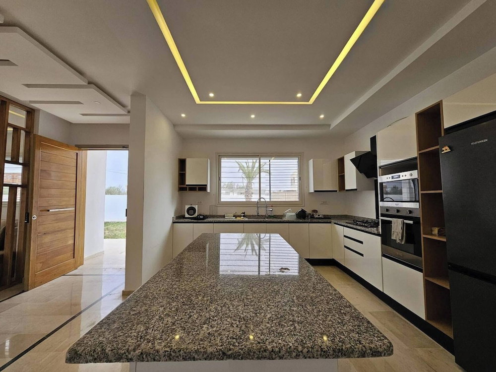 Hotel Luxurious Villa Rental In Houmt Souk, Djerba - Perfect Family Retreat