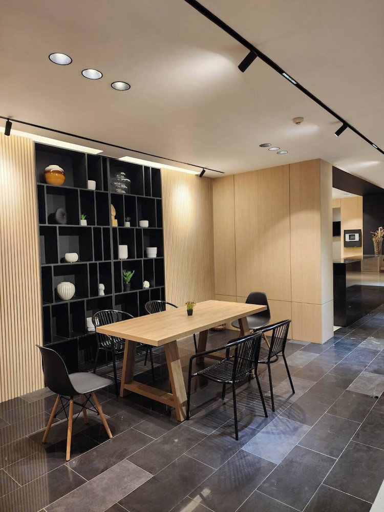 Leenova Hotel
