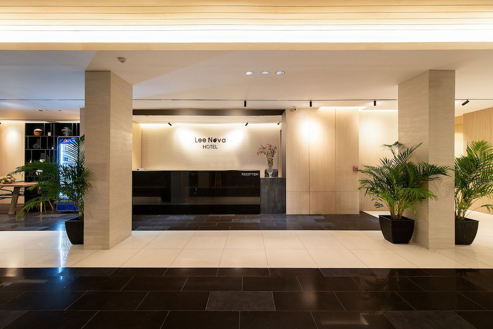 Leenova Hotel