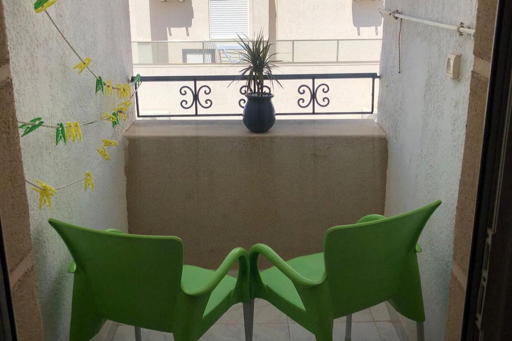 Hotel Studio Sleeps 2 With Balcony & Free Parking