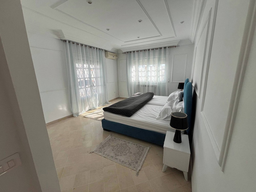 Charming 600Sqm Villa With A Large Garden & Pool