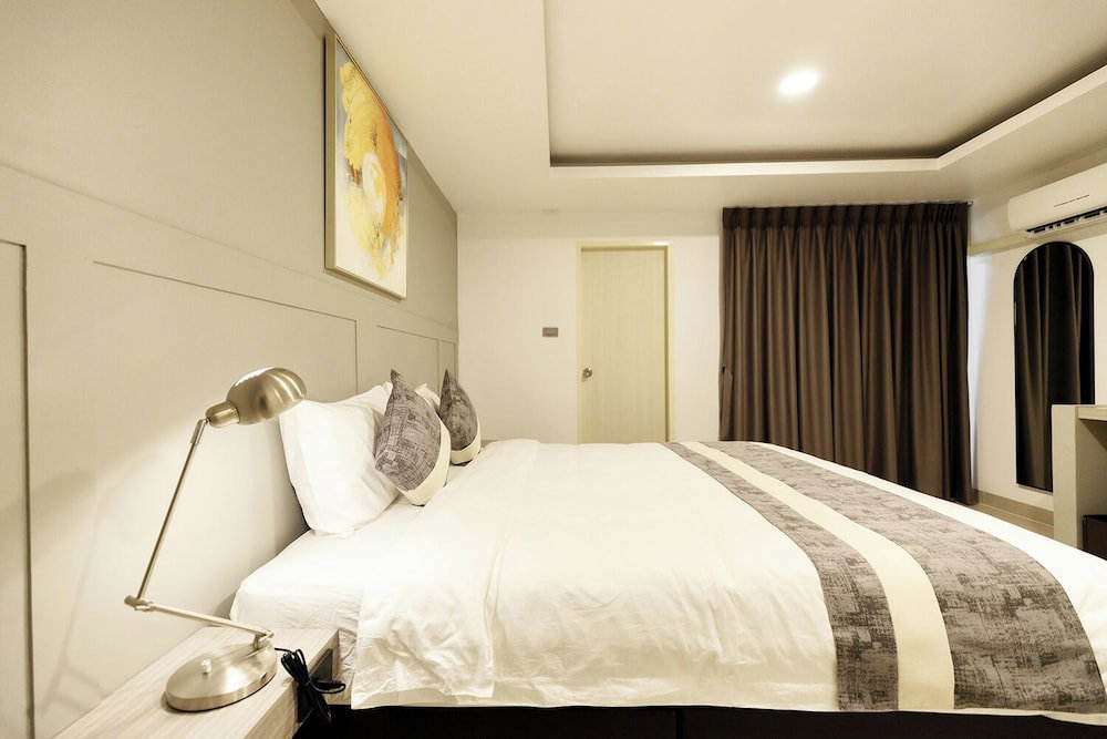 Utd 8 Hotel & Residence