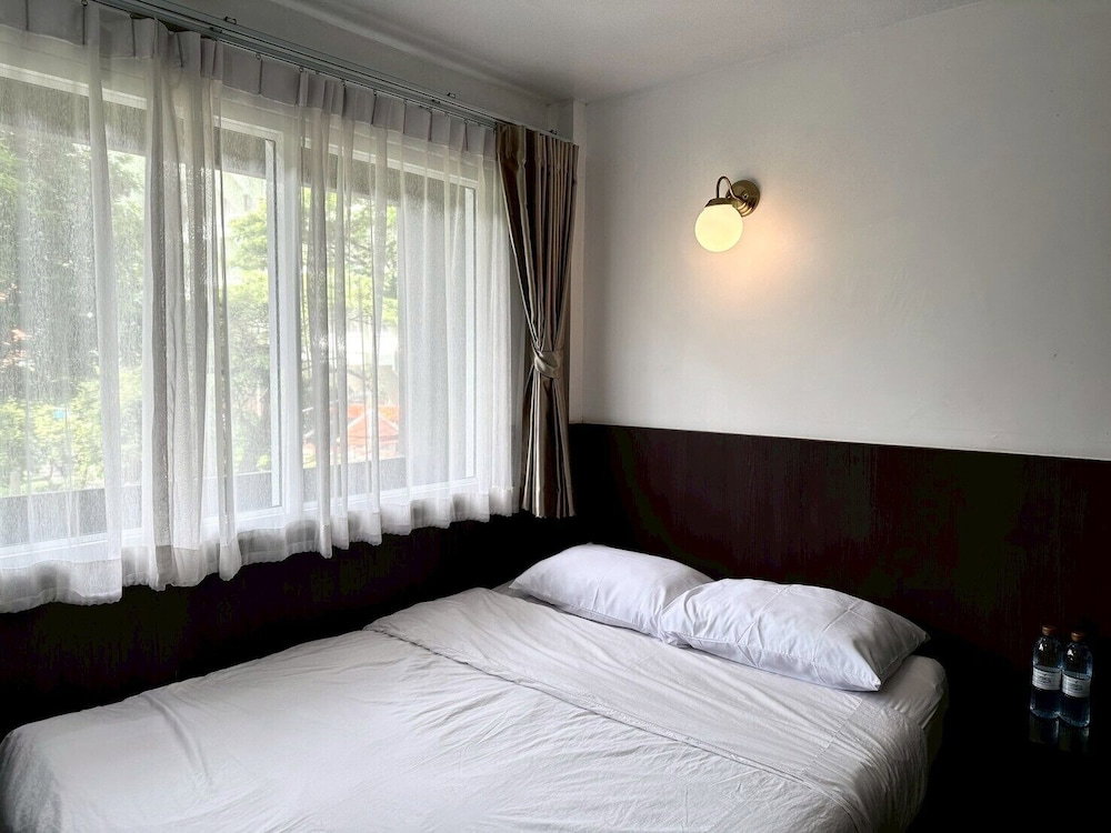 Hotel Four Sisters Hostel
