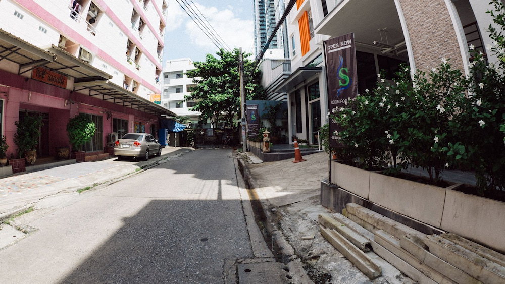 Hotel Step One At Bangkok