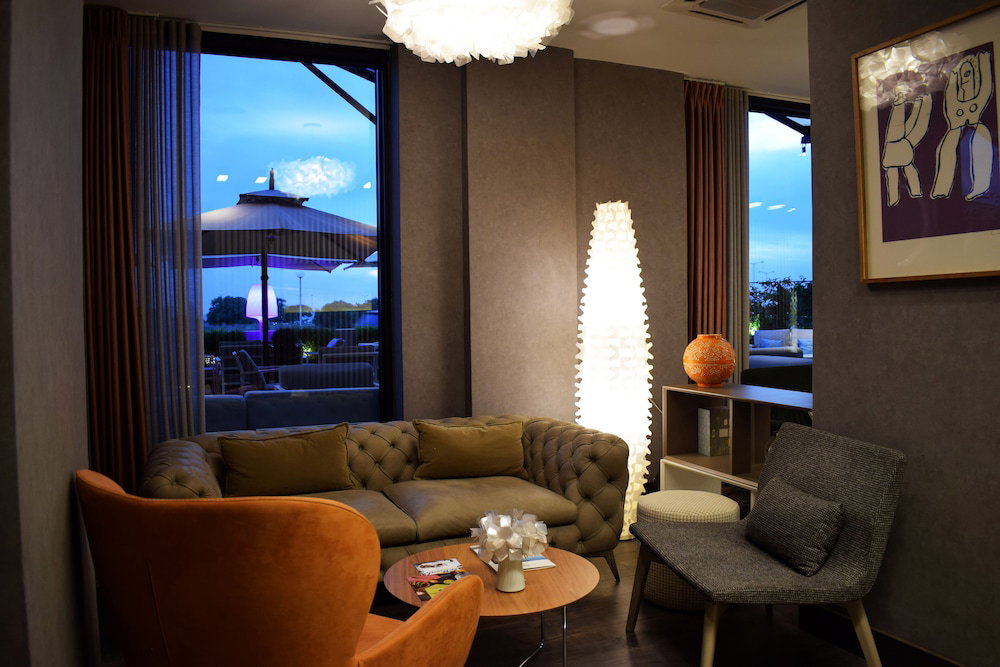 Adam Hotel Suites
