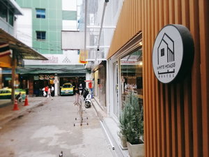 Hotel White House Hostel cazare Ratchathewi