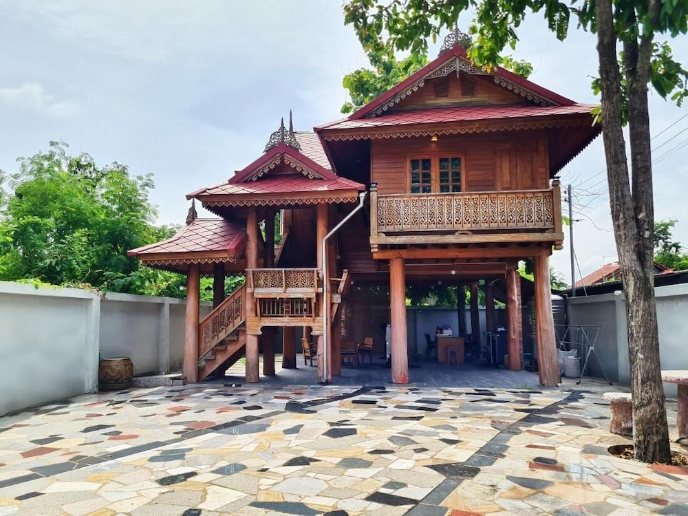 Hotel 300 Years Old Wooden House W 3 Bedrooms And Big Yard