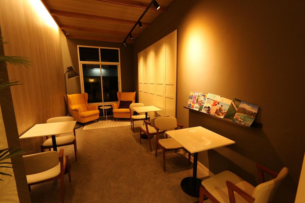 The Royal Bee Apart Hotel