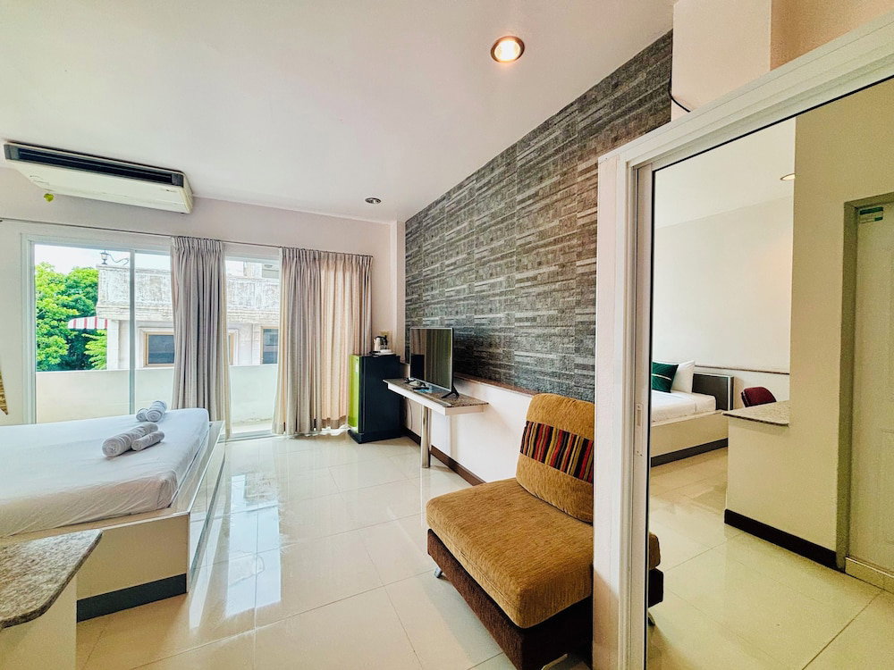 Ree Riverside Hotel