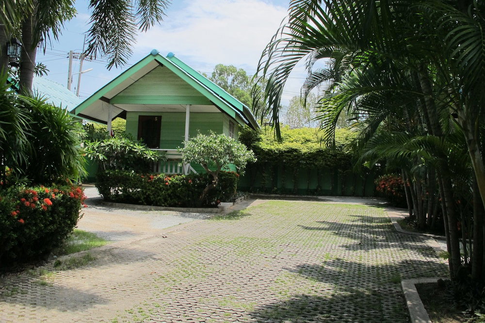 Hotel The Green Resort Sri Racha
