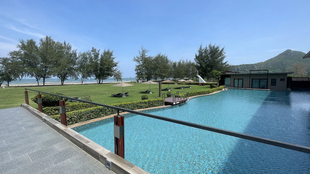 Hotel La Isla Pranburi Beach Resort