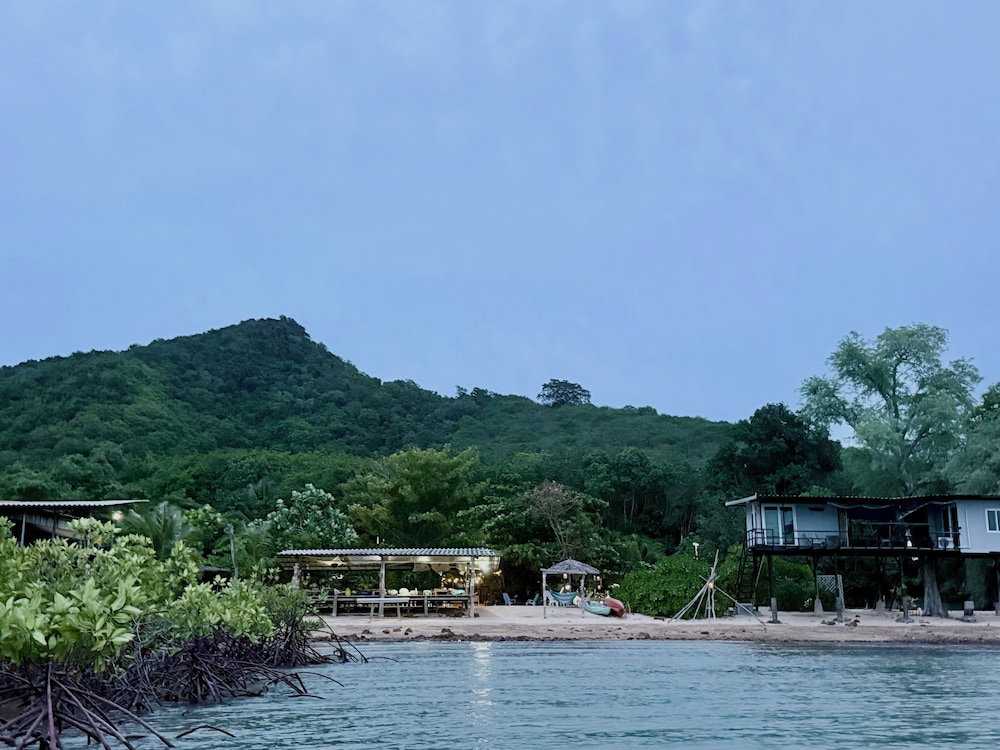Hotel Baan Plai Laem Resort