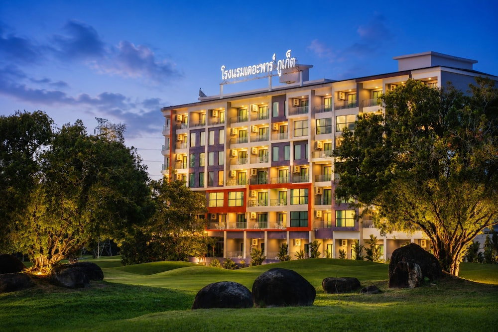 Hotel The Par Phuket