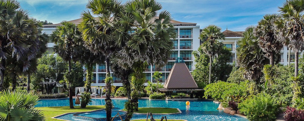 Hotel Naithonburi Beach Resort