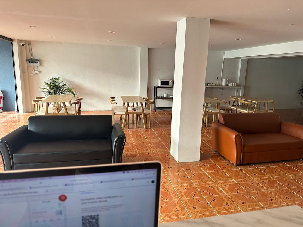 Montana Hotel & Hostel Phuket