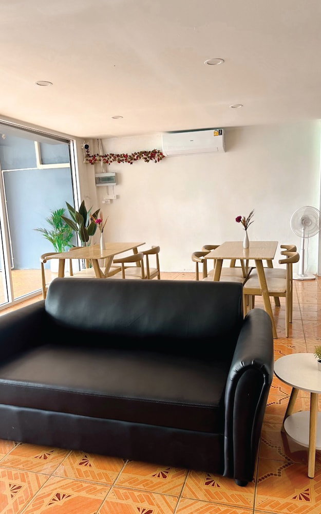 Montana Hotel & Hostel Phuket