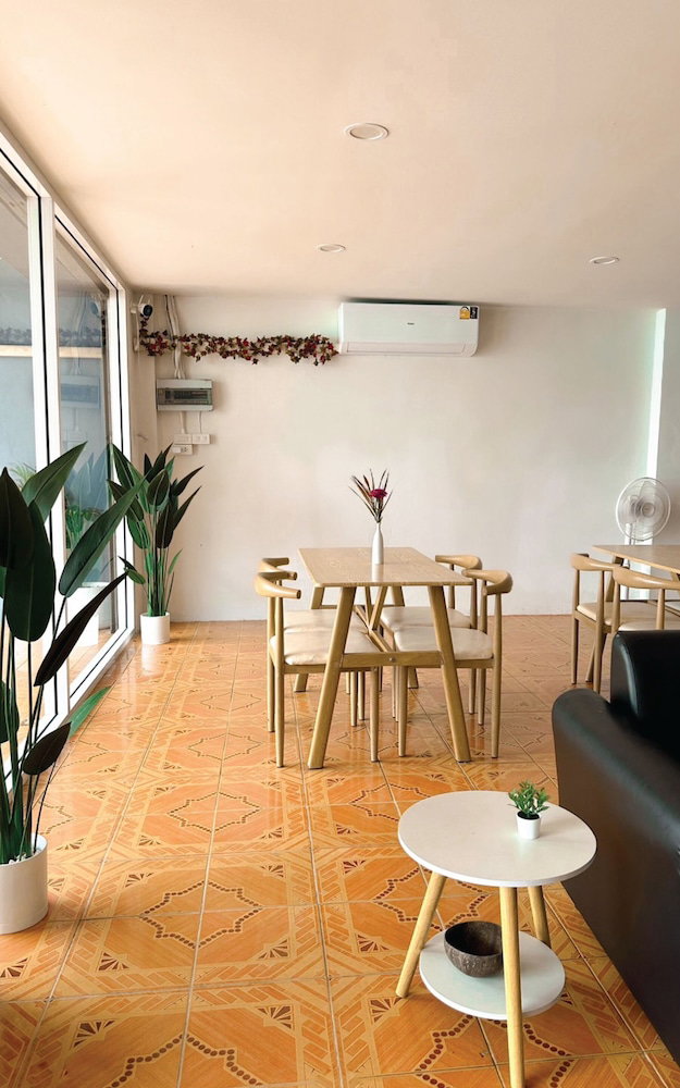 Montana Hotel & Hostel Phuket