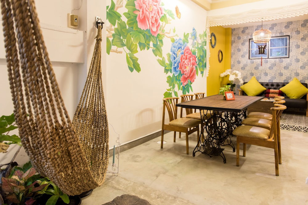 The Neighbors Hostel - Adults Only
