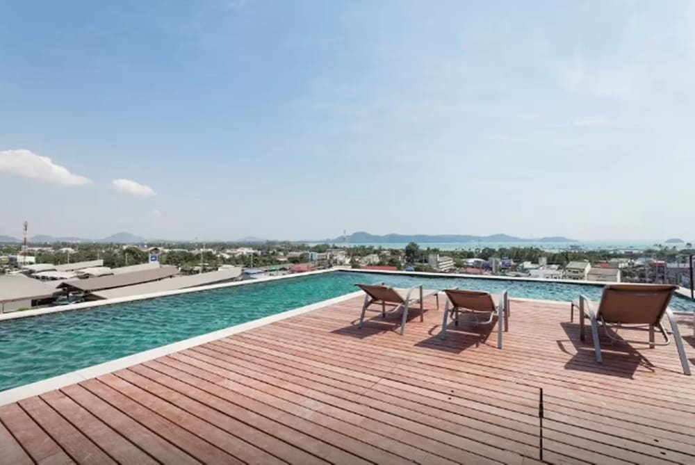 Hotel Dlux Condominium