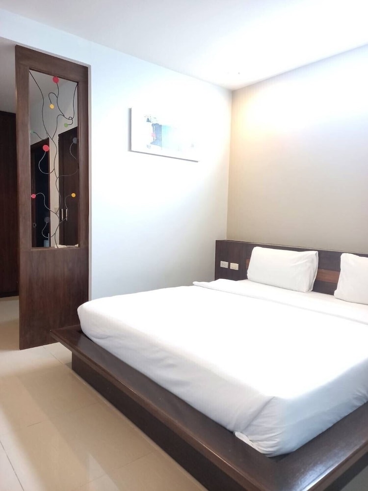 Hotel Benjamas Place