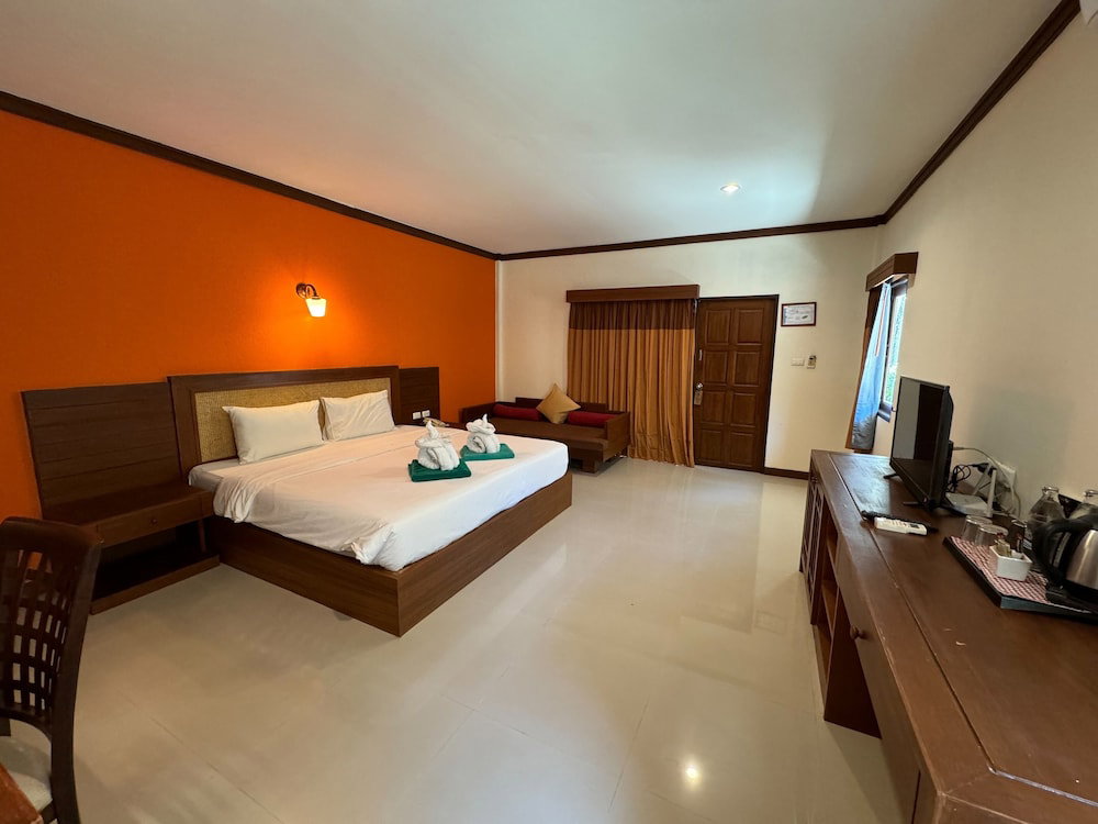Hotel And Beach Bungalow At Lanta Resort