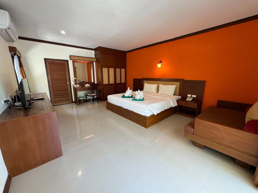 Hotel And Beach Bungalow At Lanta Resort