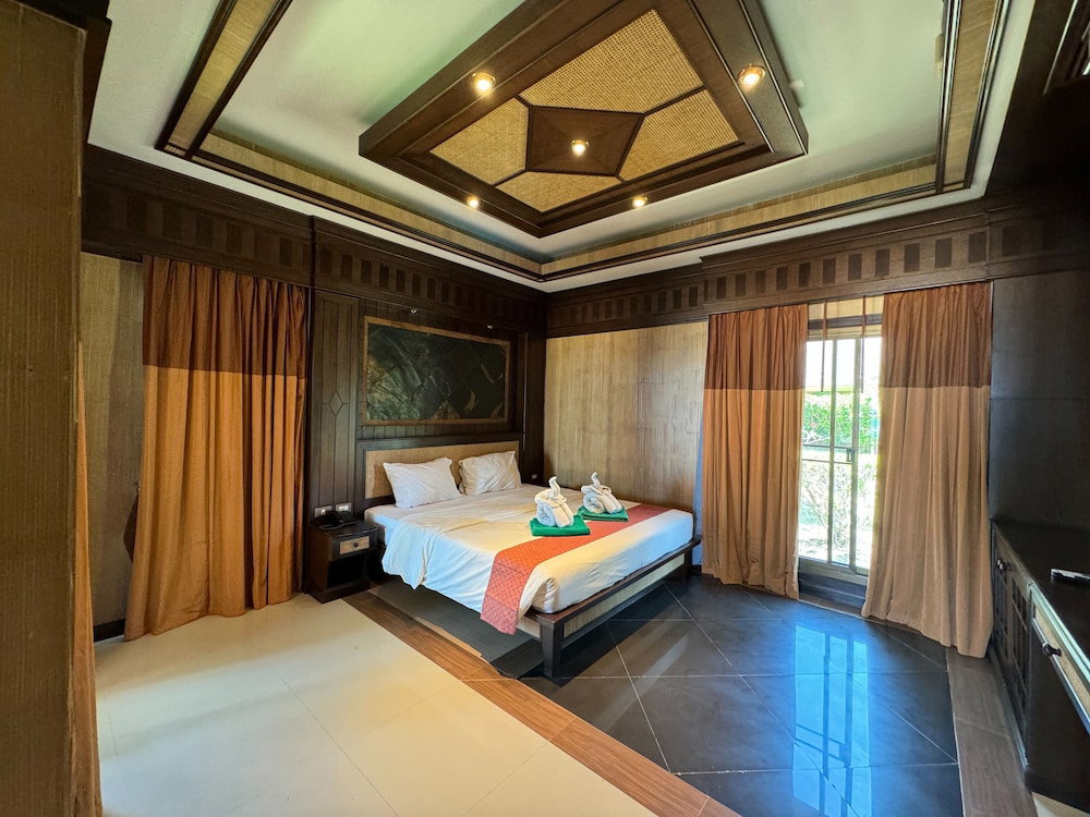 Hotel And Beach Bungalow At Lanta Resort