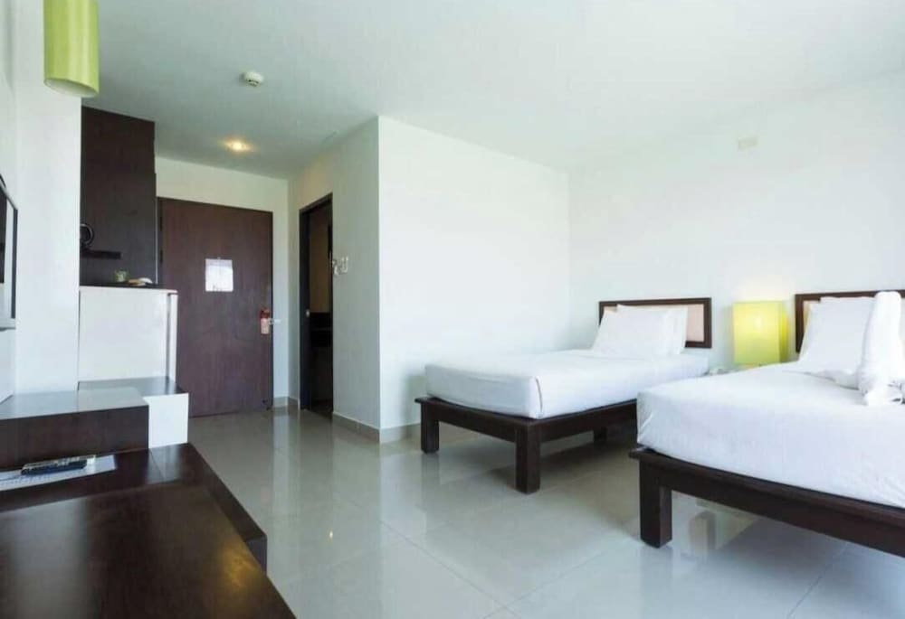 Townhouse Hillview Suites Pattaya Formerly Chatkaew Suites