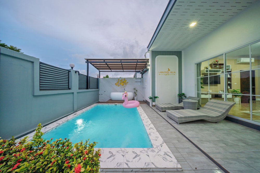 Hotel Lark Pool Villa Krabi