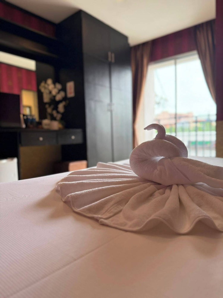 Hotel Sereneburi Patong Hotel By Sea Hospitality Co Ltd
