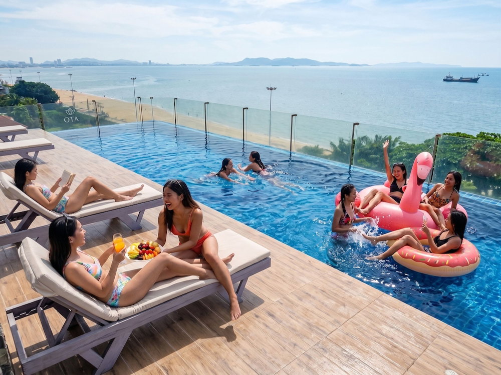 Hotel Avatara Beachfront - Best Rooftop Pool & Ocean Views