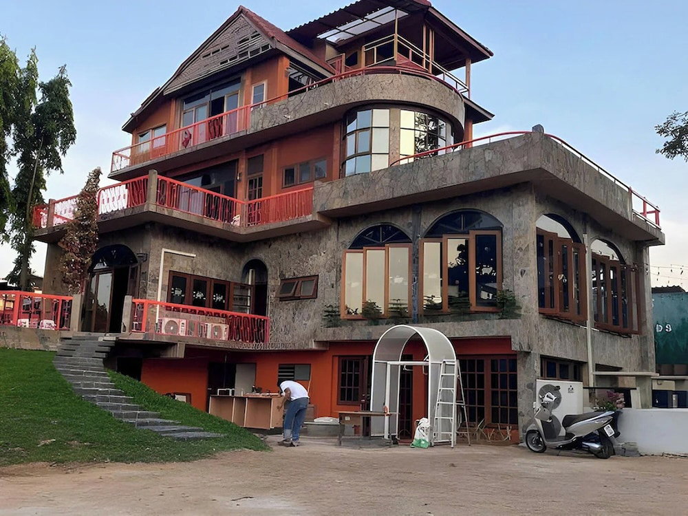 Hotel Nomads Homestay Sriracha