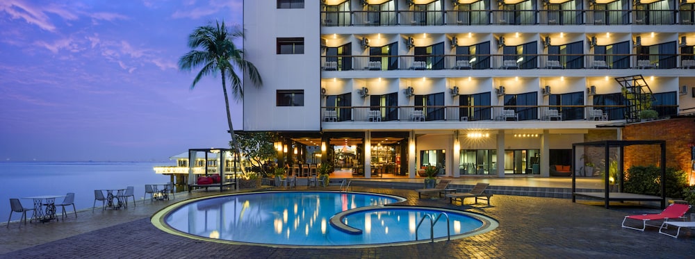 Hotel The Loft Seaside Sriracha
