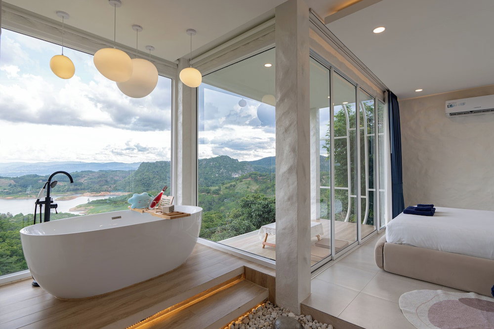 Hotel Make Me See Cloud