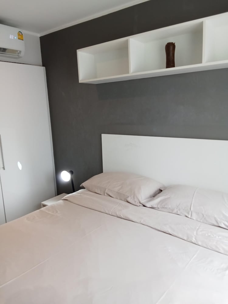 Large Corner Apt-1Br T1 207