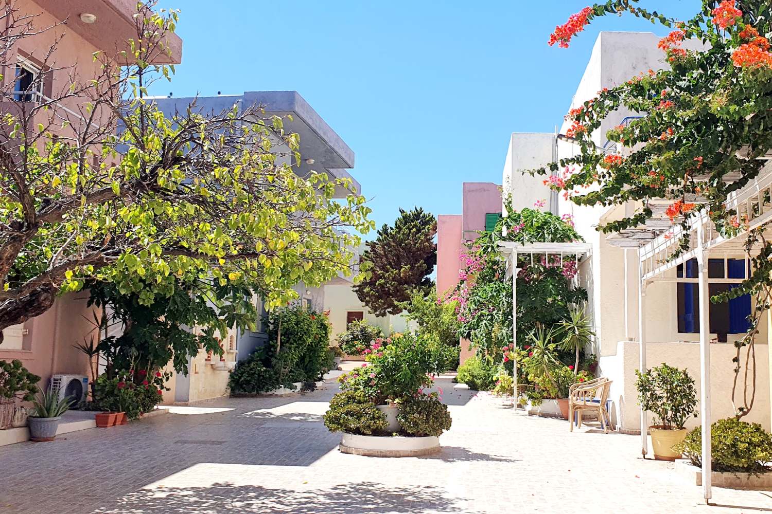 dal travel Evina Rooms & Suites