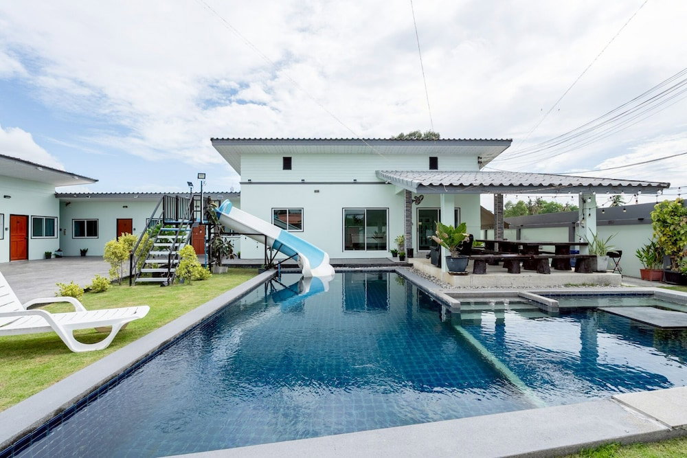 Hotel 12 Br Blue Lake Residences Pattaya - Mabprachan Lake