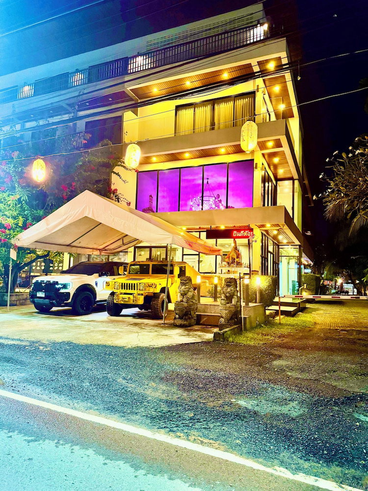 Hotel Baan Phu Chalong Place